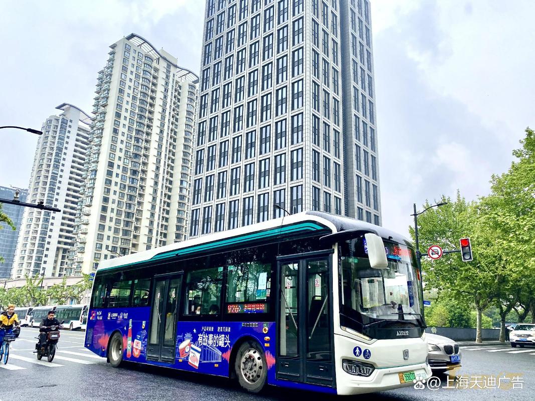 上海公交车身广告投放价格是多少？联岸传媒为您全面解析